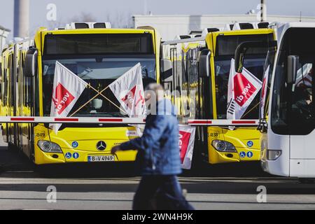 Busse der Berliner Verkehrsbetriebe BVG stehen auf dem Betriebsbahnhof Lichtenberg a Berlino, 29.02.2024. Ver.di Hat fuer Donnerstag und Freitag Strei Foto Stock