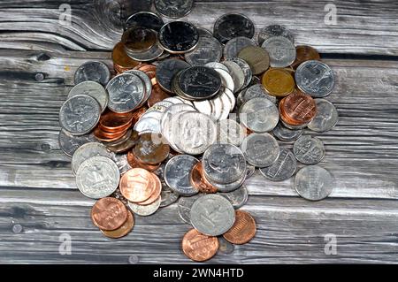 Una pila di monete americane da 1 cent, 5, 10, 25 centesimi quarto e un dollaro, sfondo vintage retro Old American money, dollaro degli Stati Uniti d'America Foto Stock