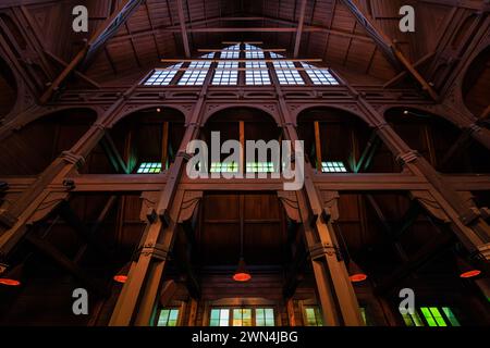 parete interna sud della chiesa di kiruna che guarda verso l'alto con intricati lavori in legno e grande finestra a timpano Foto Stock