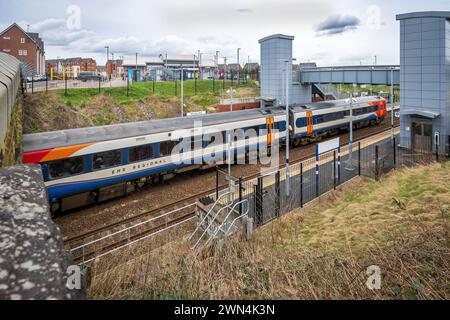 Warrington West nuova stazione ferroviaria di Chapelford ad ovest di Warrington sulla vecchia linea Midland Cheshire tra Liverpool e Manchester. Foto Stock