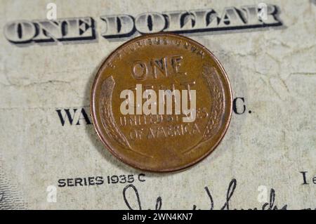 Due orecchie di grano che circondano le lettere sul retro della serie di monete da un cent americano 1957, sul lato dritto è raffigurato Abraham Lincoln il 16° preside Foto Stock