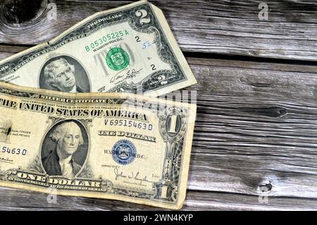 Moneta vintage retro Old American di una banconota da 1935 dollari americani con George Washington, 2 dollari 1976 Thomas Jefferson, sfondo di Ol Foto Stock