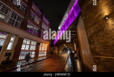 Londra, Regno Unito: Bermondsey Street passa attraverso un tunnel stradale sotto il London Bridge fino al Greenwich Railway Viaduct con la stazione di London Bridge sopra. Foto Stock