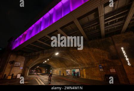 Southwark, Londra, Regno Unito: Bermondsey Street passando attraverso un tunnel stradale sotto il London Bridge fino al Greenwich Railway Viaduct con ciclista. Foto Stock