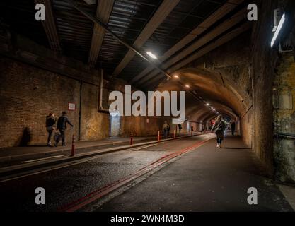 Southwark, Londra, Regno Unito: Bermondsey Street passando attraverso un tunnel stradale sotto il London Bridge fino al Greenwich Railway Viaduct con pedoni. Foto Stock