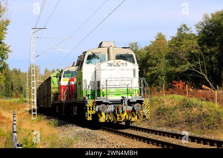 Due locomotive diesel VR Group Classe Dv12, n. 2659 e 2529 di fronte al treno merci in salita verso Hanko. Raasepori, Finlandia. 22 settembre 2023 Foto Stock