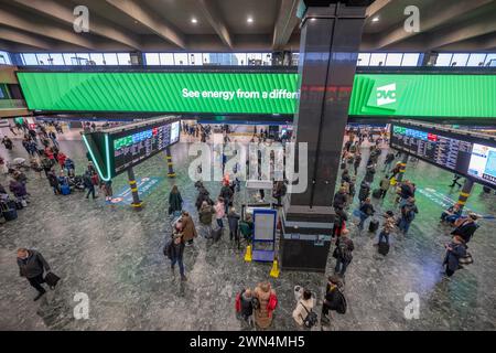 Londra, Regno Unito. 29 febbraio 2024. Stazione di Euston. Pioggia persistente nel centro di Londra per i viaggiatori, con superfici scivolose all'interno delle stazioni e corridoi bagnati all'esterno. Crediti: Malcolm Park/Alamy Live News Foto Stock