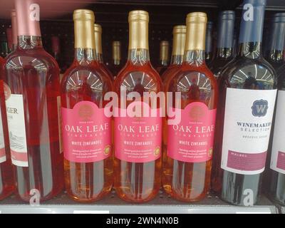 Houston, Texas USA 10-27-2022: Bottiglie di vino bianco Zinfandel, Malbec isolate in esposizione in un supermercato. Oak Leaf Vineyards and Winemakers Selection. Foto Stock