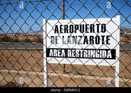 Segnali di allarme per la sicurezza dell'area ristretta aeropuerto de lanzarote sulla recinzione perimetrale dell'aeroporto di Lanzarote, Isole Canarie, spagna Foto Stock