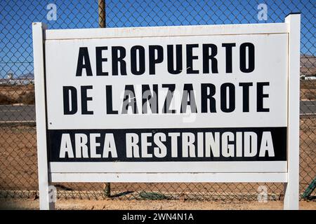 Segnali di allarme per la sicurezza dell'area ristretta aeropuerto de lanzarote sulla recinzione perimetrale dell'aeroporto di Lanzarote, Isole Canarie, spagna Foto Stock