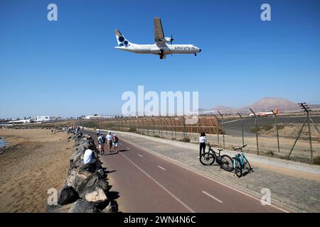 Turisti che osservano gli aerei che atterrano dal sentiero perimetrale dell'aeroporto Lanzarote, Isole Canarie, spagna Foto Stock