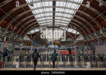 Londra, Regno Unito. 29 febbraio 2024. Stazione di Paddington. Pioggia persistente nel centro di Londra per i viaggiatori, con superfici scivolose all'interno delle stazioni e corridoi bagnati all'esterno. Crediti: Malcolm Park/Alamy Live News Foto Stock