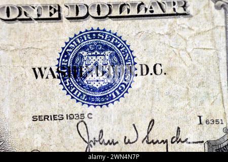 Un dettagliato primo piano del lato dritto di una banconota da 1 dollaro della serie 1935 con il ritratto del presidente George Washington, vecchio denaro americano Foto Stock