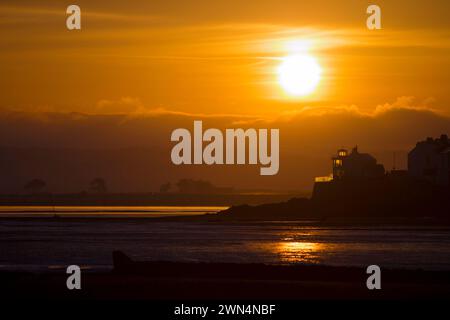 27/05/15 visto dal Northam Burrows, il sole sorge sull'estuario sopra la Old Coastguard House a Appledore, nel Devon settentrionale. Tutti i diritti riservati Foto Stock
