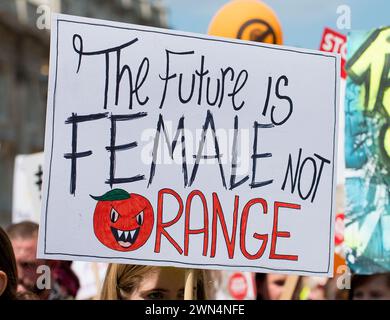 Londra, Regno Unito. 13 luglio 2018. Uno dei tanti poster visti alla manifestazione di protesta contro Donald Trump di #BringTheNoise Women's March per le strade del centro di Londra, Regno Unito. Foto Stock