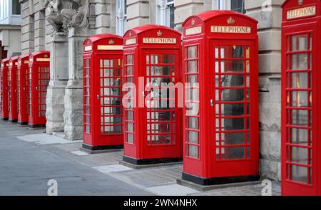 Precedentemente Unreleased file Photo datato 29/08/11 che mostra scatole telefoniche rosse a Blackpool. 03/11/11: Giovedì, società britannica di telecomunicazioni BT Group PLC Foto Stock