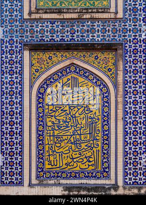 Calligrafia araba presso la storica moschea Masjid Wazir Khan a Lahore, Pakistan. Foto Stock