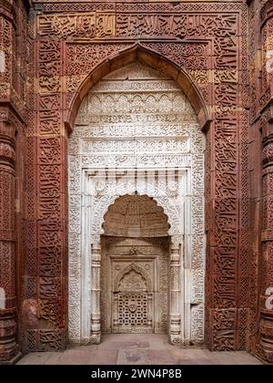 Dettaglio di Qutub Minar, la torre di pietra più alta del mondo, a Delhi, in India. Foto Stock