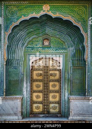 La storica porta Verde del Palazzo della città di Jaipur nel Rajasthan, India. Foto Stock