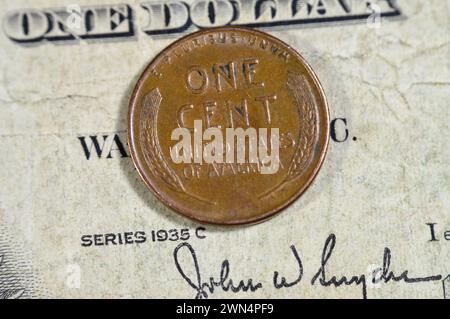 Due orecchie di grano che circondano le lettere sul retro della serie di monete da un cent americano 1957, sul lato dritto è raffigurato Abraham Lincoln il 16° preside Foto Stock