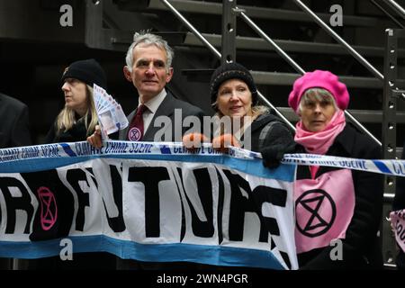 Gli attivisti per il clima di Extinction Rebellion prendono di mira Lloyds in una protesta contro il ruolo dell'industria assicurativa globale che lavora per l'industria dei combustibili fossili. Foto Stock