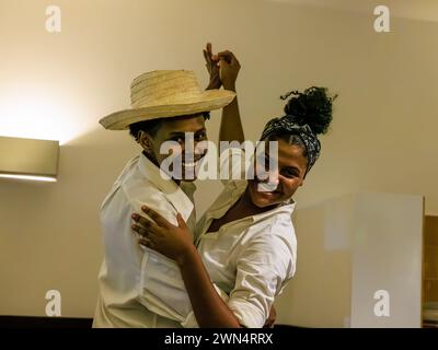 mano nella mano in una posa danzante una giovane coppia capoverdiana è felice e sorridente ad una dimostrazione di danza culturale locale all'hotel dunas de sal Foto Stock