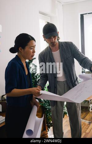Colleghi di architetti multirazziali che discutono del progetto in ufficio a casa Foto Stock