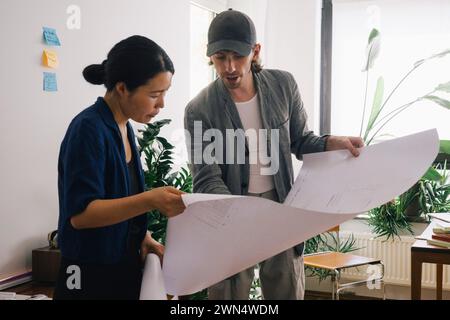 Colleghi di architetti multirazziali che discutono del design a casa Foto Stock