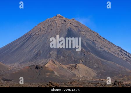 primo piano della classica forma vulcanica della vetta del vulcano attivo di pico do fogo sull'isola di fogo capo verde Foto Stock