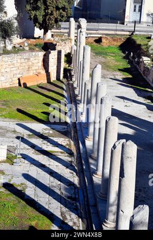 Atene, Grecia - 19 dicembre 2023: Rovine dell'antica Agorà romana nel distretto di Plaka Foto Stock