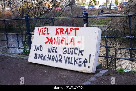 Berlino, Germania. 29 febbraio 2024. Le parole "buona fortuna Daniela - e buona fortuna Burkhard & Volker!" Sono scritte su un vecchio materasso su una ringhiera lungo il Landwehr Canal. Dopo l'arresto dell'ex terrorista della RAF Daniela Klette, gli investigatori ritengono che i terroristi ex-RAF Ernst-Volker Staub e Burkhard Garweg siano probabilmente a Berlino. Credito: Annette Riedl/dpa/Alamy Live News Foto Stock