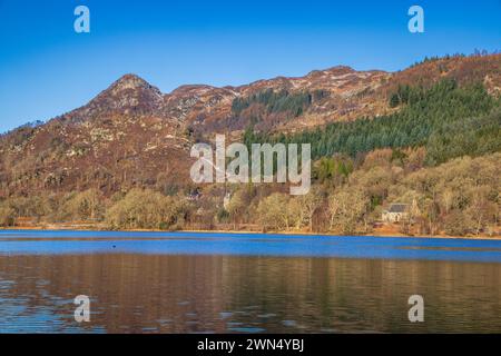 Loch Achray Church e Ben A'an, Trossachs, Stirling, Scozia Foto Stock