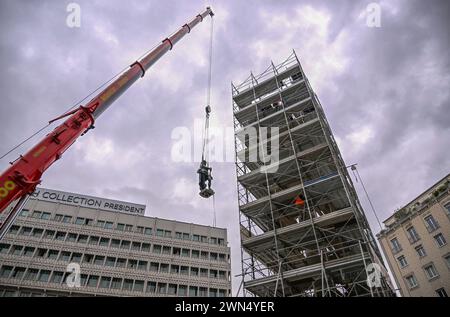 Milano, Italia. 29 febbraio 2024. Foto Stefano porta/LaPresse29-02-2024, Milano, Italia - Cronaca - la Statua di Cristo viene ricollocata sulla colonna del Verziere dopo i lavori di restauri in occasione dei lavori per la realizzazione della M4 e la riqualificazione di largo Augusto 29 febbraio 2024, Milano, Italia - News - la Statua di Cristo viene trasferita sulla colonna Verziere dopo i lavori di restauro durante la costruzione dell'M4 e la riqualificazione di largo Augusto credito: LaPresse/Alamy Live News Foto Stock