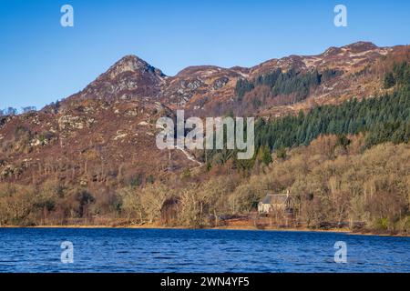 Loch Achray Church e Ben A'an, Trossachs, Stirling, Scozia Foto Stock