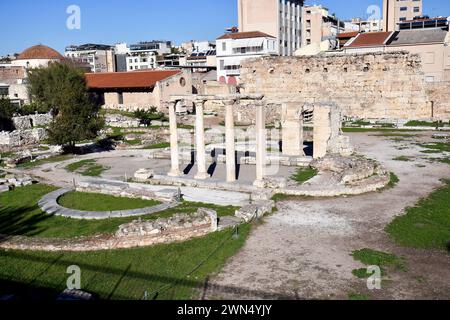 Atene, Grecia - 19 dicembre 2023: Rovine romane e edificio paleocristiano Quatrefoil - Basilica di Megale Panagia Foto Stock