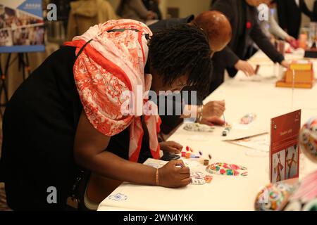 New York, Stati Uniti. 27 febbraio 2024. La gente partecipa a un evento che promuove la cultura e il turismo per la provincia cinese dello Shaanxi a New York, negli Stati Uniti, il 27 febbraio 2024. PER ANDARE CON "Roundup: I leader del settore cinese negli Stati Uniti sostengono scambi più forti tra persone attraverso viaggi, turismo" credito: Liu Yanan/Xinhua/Alamy Live News Foto Stock