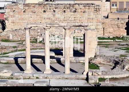 Atene, Grecia - 19 dicembre 2023: Rovine romane e edificio paleocristiano Quatrefoil - Basilica di Megale Panagia Foto Stock