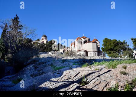 Atene, Grecia - Chiesa di Santa Marina e Osservatorio Nazionale alle spalle Foto Stock