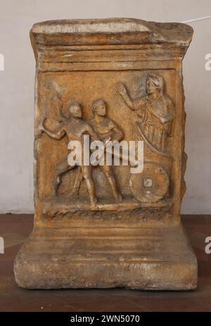 Altare romano, di epoca imperiale, in marmo, con un rilievo che rappresenta la scena di Cleobis e Bitone che tirano il carro della loro madre Cyd Foto Stock