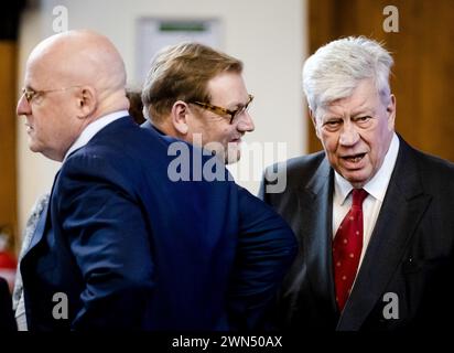 L'AIA - Ferd Grapperhaus, Ard van der Steur e Ivo Opstelten prima dell'insediamento cerimoniale di Janny Knol come capo della polizia nel Nieuwe Kerk. Durante la cerimonia, l'attuale capo della polizia Henk van Essen dice addio. ANP SEM VAN DER WAL netherlands Out - belgio Out Foto Stock