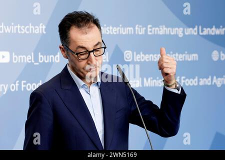 CEM Oezdemir, Bundesminister fuer Ernaehrung und Landwirtschaft, Buendnis 90/Die Gruenen, PK zu - Bundesprogramm zur Foerderung des Umbaus der landwirtschaftlichen Tierhaltung, DEU, Berlino, 29.02.2024 *** CEM Oezdemir, Ministro federale dell'alimentazione e dell'agricoltura, Alliance 90 The Greens, conferenza stampa sul programma federale per promuovere la conversione dell'agricoltura, DEU, Berlino, 29 02 2024 Foto Stock