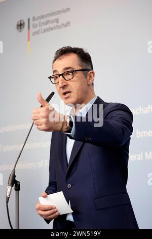 CEM Oezdemir, Bundesminister fuer Ernaehrung und Landwirtschaft, Buendnis 90/Die Gruenen, PK zu - Bundesprogramm zur Foerderung des Umbaus der landwirtschaftlichen Tierhaltung, DEU, Berlino, 29.02.2024 *** CEM Oezdemir, Ministro federale dell'alimentazione e dell'agricoltura, Alliance 90 The Greens, conferenza stampa sul programma federale per promuovere la conversione dell'agricoltura, DEU, Berlino, 29 02 2024 Foto Stock