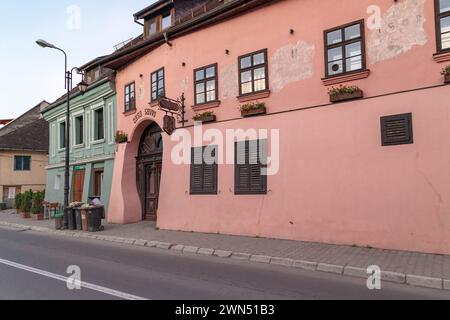 SIGHISOARA, ROMANIA - 2 MAGGIO 2023: Si tratta di edifici storici lungo via Morii nella città vecchia vicino alle mura della fortezza della cittadella. Foto Stock