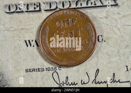 Due orecchie di grano che circondano le lettere sul retro della serie di monete da un cent americano 1957, sul lato dritto è raffigurato Abraham Lincoln il 16° preside Foto Stock