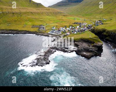 Vista aerea di Gjogv e delle splendide scogliere, isole Faroe Foto Stock