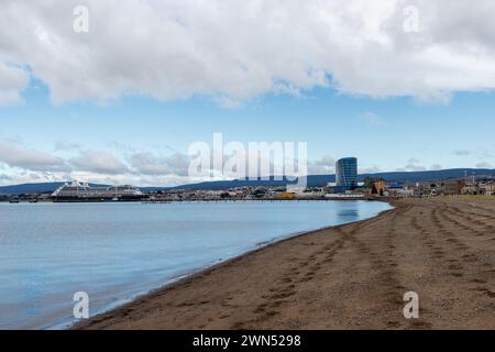 Punta Arenas, Magallanes y la Antartica regione Chilena 20 gennaio 2024: Navi nella zona portuale di Punta Arenas nello stretto di Magallanes. E Skyli Foto Stock