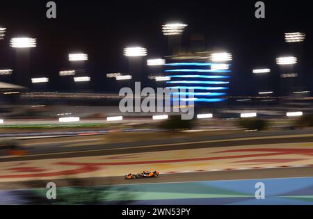 Lando Norris della McLaren durante la seconda prova davanti al Gran Premio del Bahrain sul circuito Internazionale del Bahrain, Sakhir. Data foto: Giovedì 29 febbraio 2024. Foto Stock