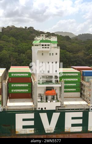 Canale di Panama, Panama - 23 gennaio 2024: Container impilati su entrambi i lati del ponte di una grande nave portacontainer Foto Stock