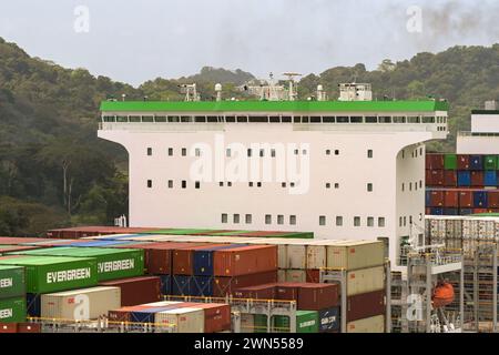 Canale di Panama, Panama - 23 gennaio 2024: Ponte della nave e container impilati sul ponte di una grande nave portacontainer Foto Stock