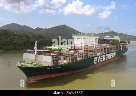 Canale di Panama, Panama - 23 gennaio 2024: Nave portacontainer sempre in avanti navigando sul canale di Panama Foto Stock